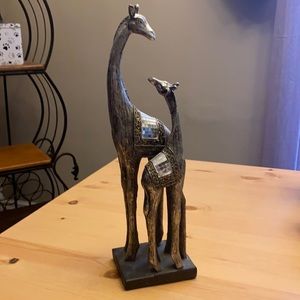 Mother and baby giraffe figurine